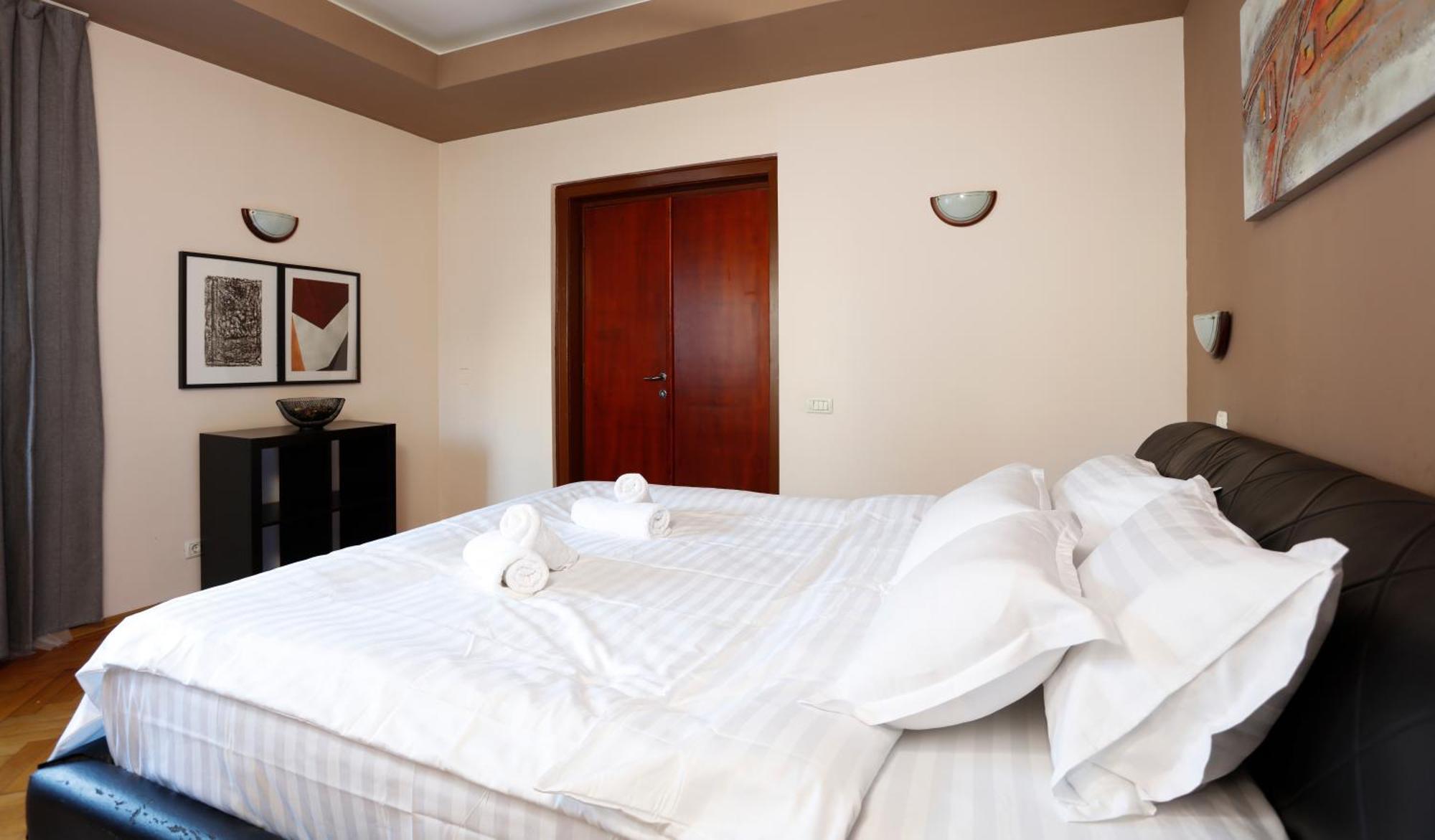 Peaceful Getaway - Generous 3-Bedroom Sanctuary - Close To Historic Old Town Bukareszt Zewnętrze zdjęcie
